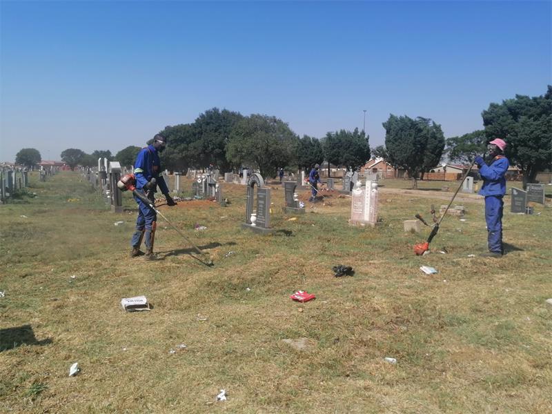 city-addressing-grass-cutting-backlog-at-cemeteries-african-reporter