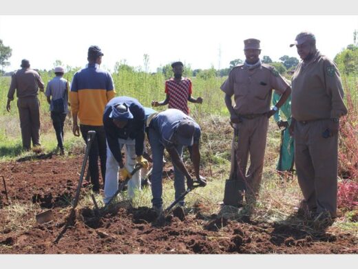 Parolees Assist With Clean up Campaign At The Kwa Thema Old Age Home 